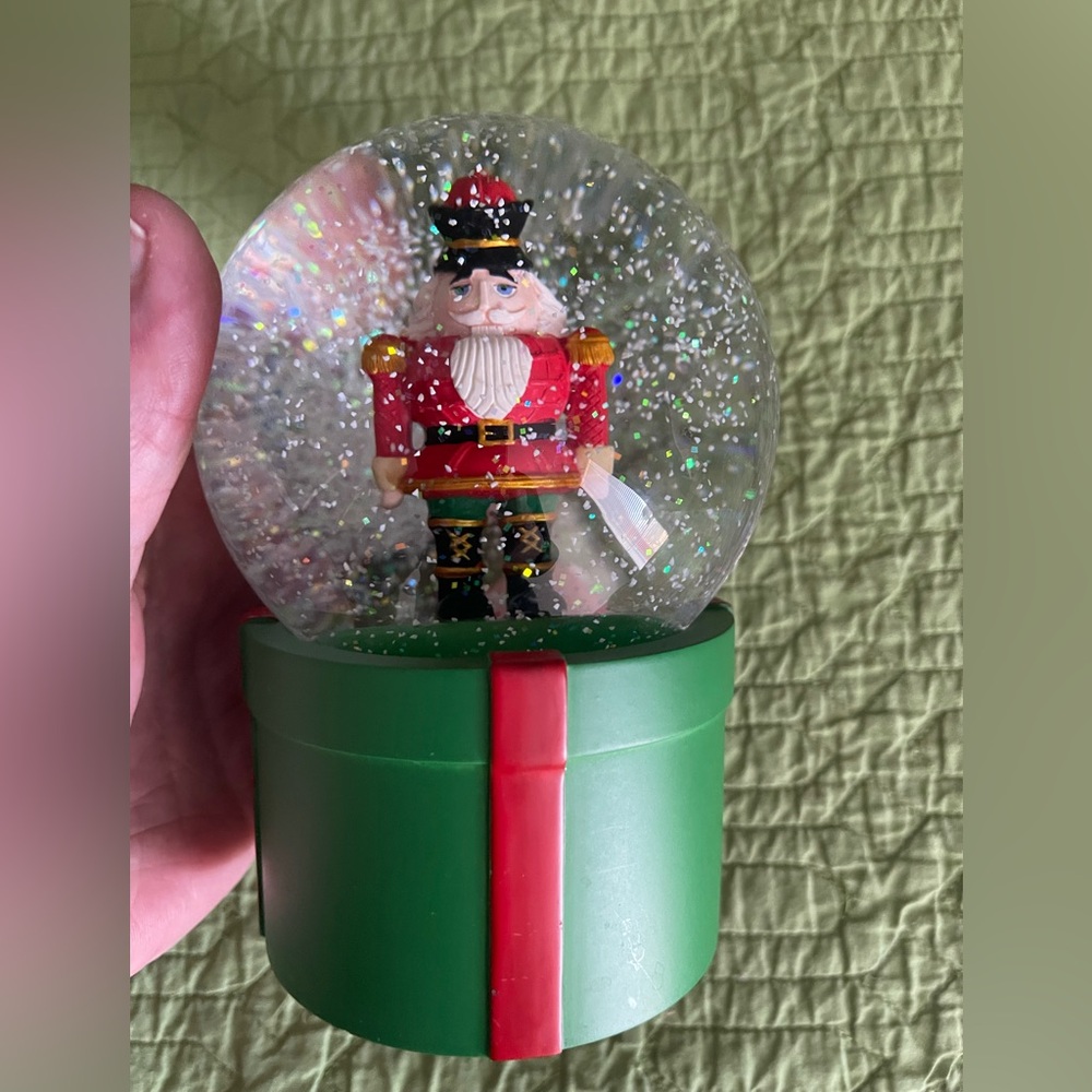 FUN VINTAGE TOY SOLDIER NUTCRACKER  SNOWMAN MUSICAL SNOW GLOBE-COLLECTIBLE!